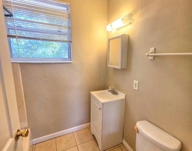 916 W 25th Street - Photo Thumbnail 17