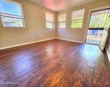 916 W 25th Street - Photo Thumbnail 6