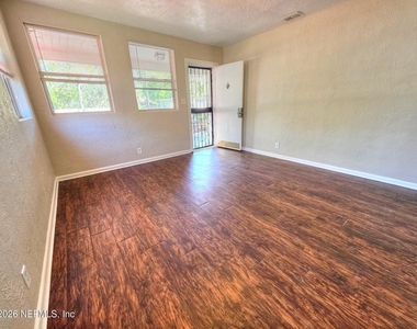 916 W 25th Street - Photo Thumbnail 7