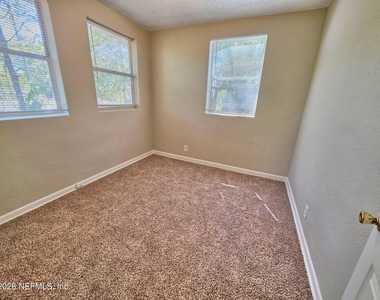 916 W 25th Street - Photo Thumbnail 14