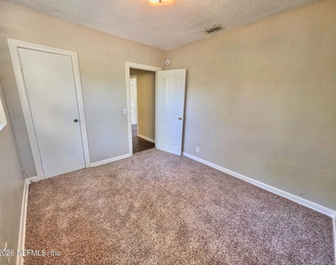 916 W 25th Street - Photo Thumbnail 20