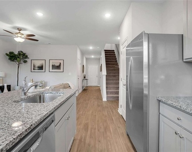 10 American Avenue - Photo Thumbnail 3