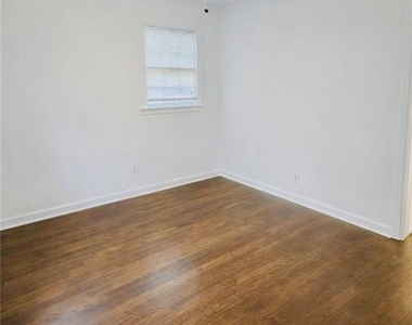 1127 Clifton Road Ne - Photo Thumbnail 3