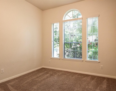22 Hobbit Glen Drive - Photo Thumbnail 16