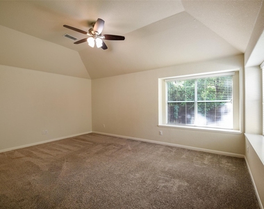 22 Hobbit Glen Drive - Photo Thumbnail 10