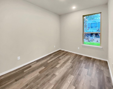 11593 Persimmon Street - Photo Thumbnail 9
