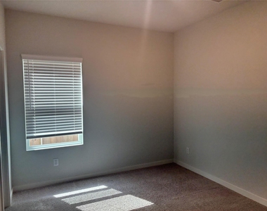 5735 Blue Grama Drive - Photo Thumbnail 14
