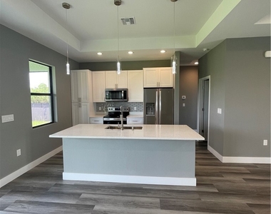 610 Floyd Avenue S - Photo Thumbnail 5