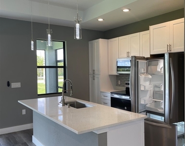 610 Floyd Avenue S - Photo Thumbnail 4