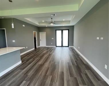 610 Floyd Avenue S - Photo Thumbnail 6