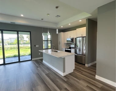 610 Floyd Avenue S - Photo Thumbnail 3