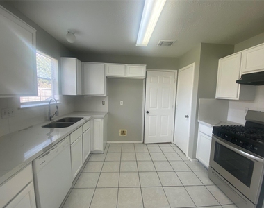 14007 Oleoke Lane - Photo Thumbnail 4