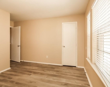 2610 Heatherknoll Drive - Photo Thumbnail 13