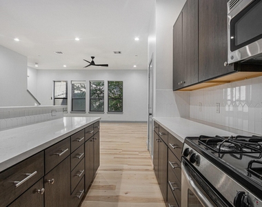 2422 Navigation Boulevard - Photo Thumbnail 4