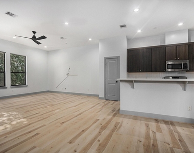 2422 Navigation Boulevard - Photo Thumbnail 2