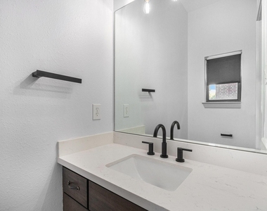 2422 Navigation Boulevard - Photo Thumbnail 6