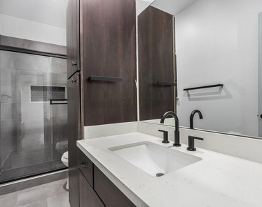 2422 Navigation Boulevard - Photo Thumbnail 12