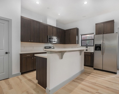 2422 Navigation Boulevard - Photo Thumbnail 3