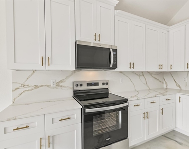 16922 W Forrestal - Photo Thumbnail 10