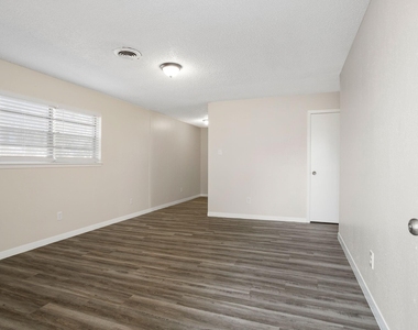 118 Johnson Street - Photo Thumbnail 2