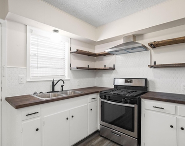 118 Johnson Street - Photo Thumbnail 5