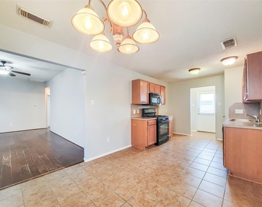 7206 Cool Springs Court - Photo Thumbnail 6