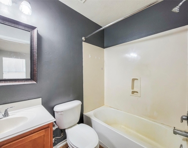 7206 Cool Springs Court - Photo Thumbnail 8