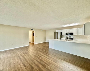 3323 Crystal Court E - Photo Thumbnail 3