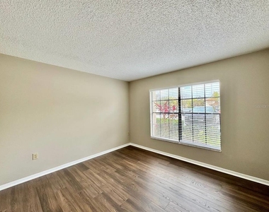 3323 Crystal Court E - Photo Thumbnail 15