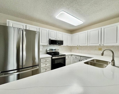 3323 Crystal Court E - Photo Thumbnail 10