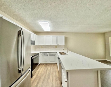 3323 Crystal Court E - Photo Thumbnail 9