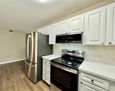 3323 Crystal Court E - Photo Thumbnail 11