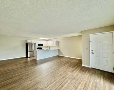 3323 Crystal Court E - Photo Thumbnail 4