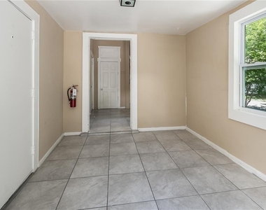 418 E Amelia Avenue - Photo Thumbnail 2