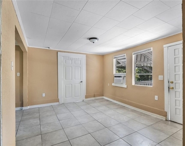 418 E Amelia Avenue - Photo Thumbnail 4