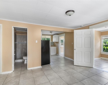 418 E Amelia Avenue - Photo Thumbnail 2