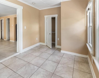 418 E Amelia Avenue - Photo Thumbnail 7