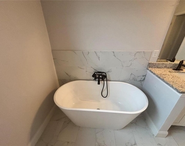 423 Churchill Court - Photo Thumbnail 9