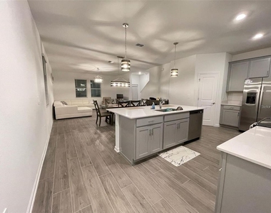 1543 Cross Prairie Parkway - Photo Thumbnail 11