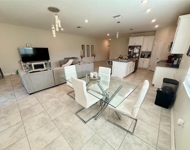 1742 Chatsworth Circle - Photo Thumbnail 3