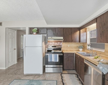 740 E Pearl Street - Photo Thumbnail 7
