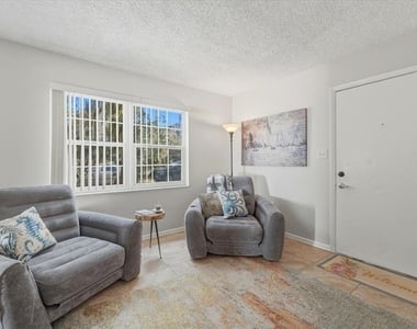 740 E Pearl Street - Photo Thumbnail 2