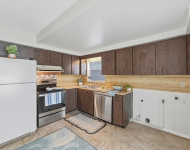 740 E Pearl Street - Photo Thumbnail 8