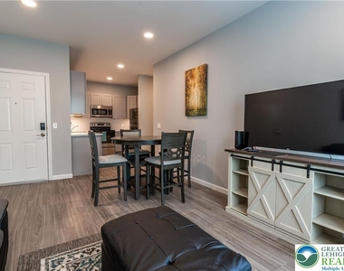 948 N Front Street - Photo Thumbnail 2