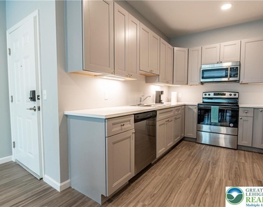 948 N Front Street - Photo Thumbnail 7