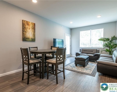 948 N Front Street - Photo Thumbnail 4