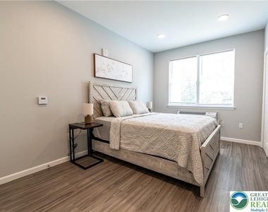 948 N Front Street - Photo Thumbnail 9