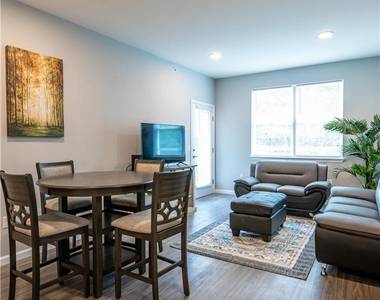 948 N Front Street - Photo Thumbnail 5