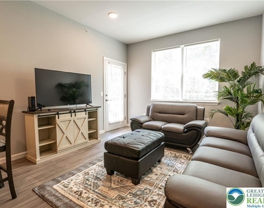948 N Front Street - Photo Thumbnail 3