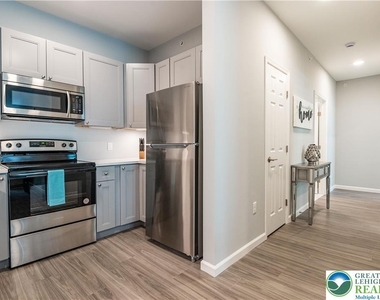 948 N Front Street - Photo Thumbnail 8